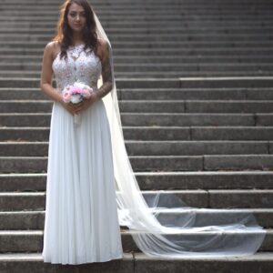 suknia ślubna z biżuteryjną koronką